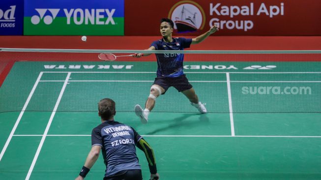 Pebulu tangkis tunggal putra Indonesia Anthony Sinisuka Ginting (atas) saat bertanding dengan tunggal putra Denmark Hans-Kristian Solberg VITTINGHUS dalam babak pertama (32 besar) turnamen Indonesia Open 2023 di Istora Senayan, Jakarta, Rabu (14/6/2023). [Suara.com/Alfian Winanto]
