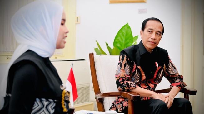 Presiden Joko Widodo atau Jokowi menerima Putri Ariani, peraih Golden Buzzer di America's Got Talent (AGT) 2023 ke Istana Merdeka, Jakarta, Rabu (14/6/2023). [Foto: Lukas - Biro Pers Sekretariat Presiden]