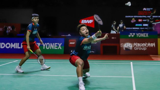 Pebulu tangkis ganda putri Indonesia Apriyani Rahayu (kanan) dan Siti Fadia Silva Ramadhanti (kiri) saat bertanding dengan ganda putri Jerman Linda Efler dan Isabel Lohau dalam babak pertama (32 besar) turnamen Indonesia Open 2023 di Istora Senayan, Jakarta, Rabu (14/6/2023). [Suara.com/Alfian Winanto]
