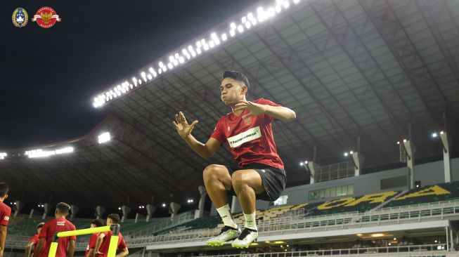 Gelandang Timnas Indonesia, Marselino Ferdinan saat berlatih di Stadion Gelora Bung Tomo, Surabaya, Selasa (13/6/2023), jelang laga kontra Palestina di FIFA Matchday pada 14 Juni 2023. [PSSI]