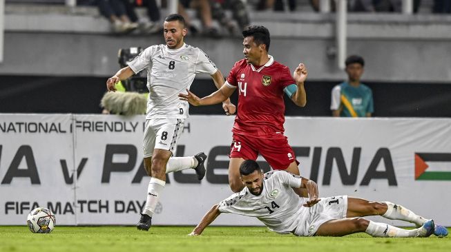 Pemain Timnas Indonesia Asnawi Mangkualam Bahar (kedua kanan) mencoba melewati pemain Timnas Palestina Mohammed Yameen (ketiga kanan) dan Samer Jondi (kanan) pada pertandingan FIFA Matchday antara Timnas Indonesia melawan Timnas Palestina di Stadion Gelora Bung Tomo, Surabaya, Jawa Timur, Rabu (14/6/2023). ANTARA FOTO/Muhammad Adimaja/hp. 