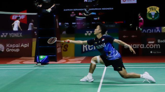 Pebulu tangkis tunggal putra Indonesia Anthony Sinisuka Ginting saat bertanding dengan tunggal putra Denmark Hans-Kristian Solberg VITTINGHUS dalam babak pertama (32 besar) turnamen Indonesia Open 2023 di Istora Senayan, Jakarta, Rabu (14/6/2023). [Suara.com/Alfian Winanto]
