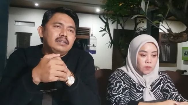 Puput Sudrajat bersama Gus Roffi menggelar jumpa pers, Selasa (13/6/2023) malam terkait Doddy Sudrajat yang tak mengakui A sebagai putrinya. [YouTube Cumicumi]