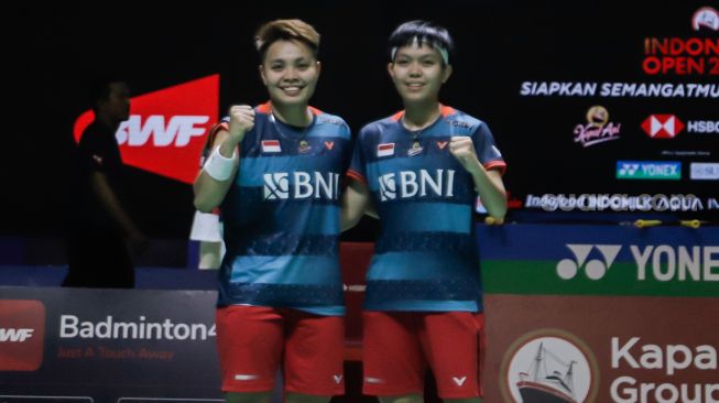 Pebulu tangkis ganda putri Indonesia Apriyani Rahayu (kiri) dan Siti Fadia Silva Ramadhanti (kanan) foto bersama usai bertanding dengan ganda putri Jerman Linda Efler dan Isabel Lohau dalam babak pertama (32 besar) turnamen Indonesia Open 2023 di Istora Senayan, Jakarta, Rabu (14/6/2023). [Suara.com/Alfian Winanto]
