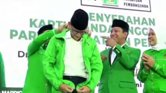 Sandiaga Uno resmi menjadi kader PPP di Kantor DPP partai tersebut pada Rabu (14/6/2023). Selain mendapat KTA, Sandiaga juga dipakaikan jaket khas PPP oleh Mardiono. [Suara.com/Bagaskara] 