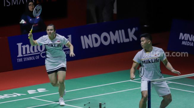 Pebulu tangkis ganda campuran Indonesia Melati Daeva Oktavianti (kiri) dan Praveen Jordan (kanan) saat melawan ganda campuran Malaysia Chan Peng Soon dan Cheah Yee See dalam babak pertama (32 besar) turnamen Indonesia Open 2023 di Istora Senayan, Jakarta, Rabu (14/6/2023). [Suara.com/Alfian Winanto]