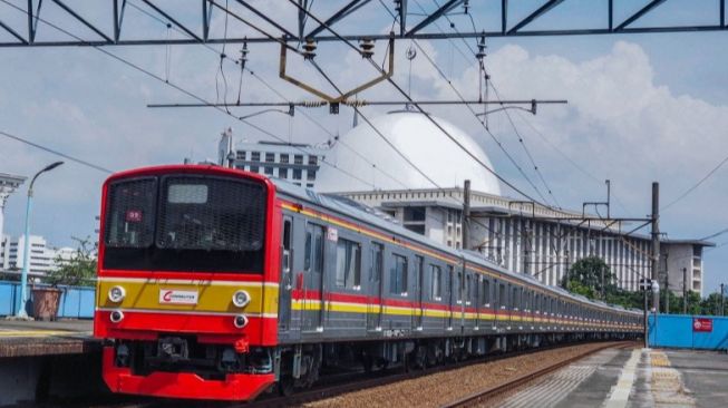 Syarat Terbaru Naik Pesawat, KRL, MRT, dan Kapal. (ANTARA FOTO/Paramayuda/aww)