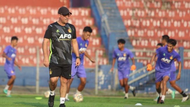 Pelatih baru Persik Kediri Marcelo Rospide memberikan arahan kepada pemain saat memimpin latihan perdananya di Stadion Brawijaya, Kota Kediri, Jawa Timur, Selasa (23/5/2023). Manajemen Persik Kediri resmi menunjuk pelatih asal Brasil tersebut menggantikan Divaldo Alves dalam kompetisi Liga 1 2023/2024. ANTARA FOTO/Prasetia Fauzani/aww.