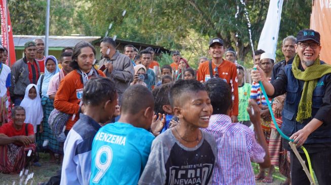 Anak-anak di Kampung Tuniun, Nusa Tenggara Timur (NTT) terlihat begitu bergembira karena di wilayahnya kini tersedia air bersih yang diperoleh dari wakaf sarana air bersih yang digagas Badan Wakaf Alquran (BWA). [dokumentasi BWA]