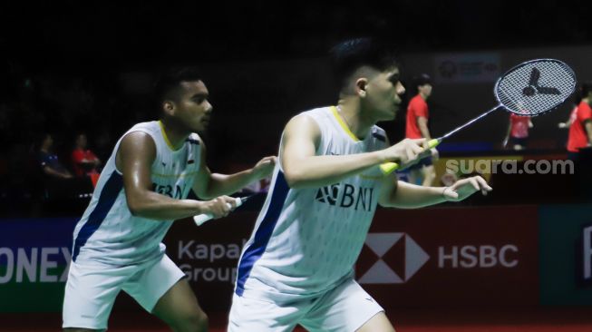 Pebulu tangkis ganda putra Indonesia Pramudya Kusumawardana (kiri) dan Yeremia Yacob Rambitan (kanan) saat bertanding dengan ganda putra Inggris Ben Lane dan Sean Vendy dalam babak pertama (32 besar) turnamen Indonesia Open 2023 di Istora Senayan, Jakarta, Rabu (14/6/2023). [Suara.com/Alfian Winanto]