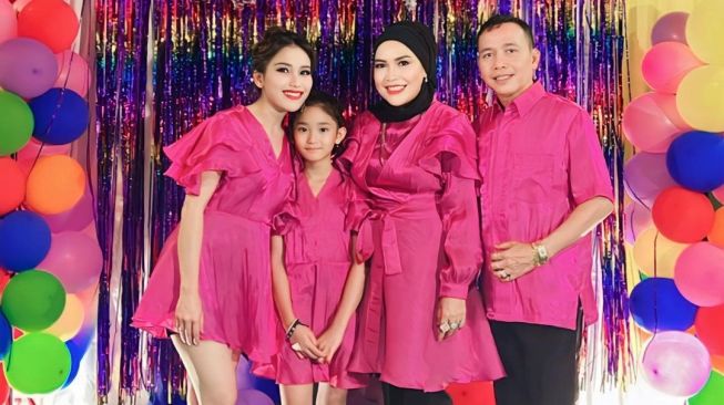 Ayu Ting Ting bersama Ayah Rozak, Umi Kalsum, dan Bilqis tampil kompak mengenakan baju pink di acara ulang tahun sang adik, Syifa. [Instagram]