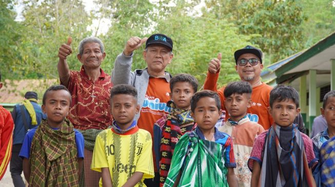 Orang tua dan anak-anak di Tesa Tuniun, Nusa Tenggara Timur (NTT) bergembira desanya kini tersedia air bersih, yang merupakan hasil dari program wakaf air bersih Badan Wakaf Alquran (BWA). [dokumentasi BWA]