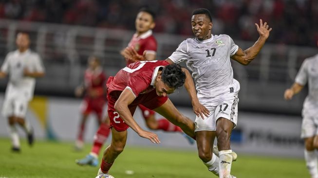 Pemain timnas Indonesia Rafael Struick (kiri) terjatuh saat mencoba melewati pemain timnas Palestina Mousa Farawi (kanan) pada pertandingan FIFA Match Day antara timnas Indonesia melawan timnas Palestina di Stadion Gelora Bung Tomo, Surabaya, Jawa Timur, Rabu (14/6/2023).  ANTARA FOTO/Muhammad Adimaja/hp. 