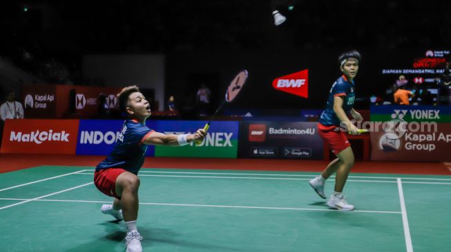 Pebulu tangkis ganda putri Indonesia Apriyani Rahayu (kiri) dan Siti Fadia Silva Ramadhanti (kanan) saat bertanding dengan ganda putri Jerman Linda Efler dan Isabel Lohau dalam babak pertama (32 besar) turnamen Indonesia Open 2023 di Istora Senayan, Jakarta, Rabu (14/6/2023). [Suara.com/Alfian Winanto]
