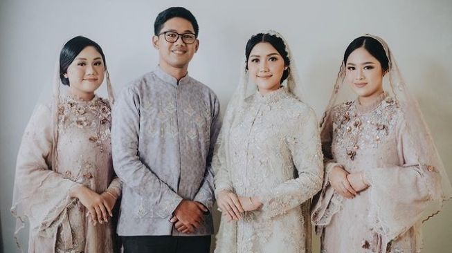 Artis yang menggantikan adiknya menikah (Instagram/@erinagudono)