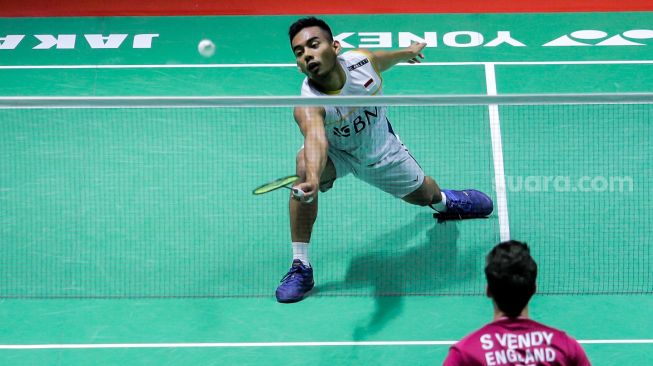 Pebulu tangkis ganda putra Indonesia Pramudya Kusumawardana (atas) saat bertanding dengan ganda putra Inggris Ben Lane dan Swab Vendy dalam babak pertama (32 besar) turnamen Indonesia Open 2023 di Istora Senayan, Jakarta, Rabu (14/6/2023). [Suara.com/Alfian Winanto]