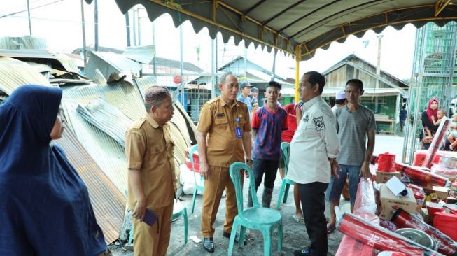 Hanguskan 8 Bangunan, Pj Bupati HSU Serahkan Bantuan Kebakaran 