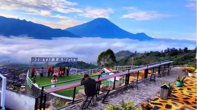 Pintu Langit Sky View, Spot Terbaik Menikmati Keindahan Negeri di Atas Awan