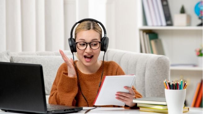 Yuk Terapkan! 4 Tips Meningkatkan Skill Listening untuk Persiapan Tes TOEFL