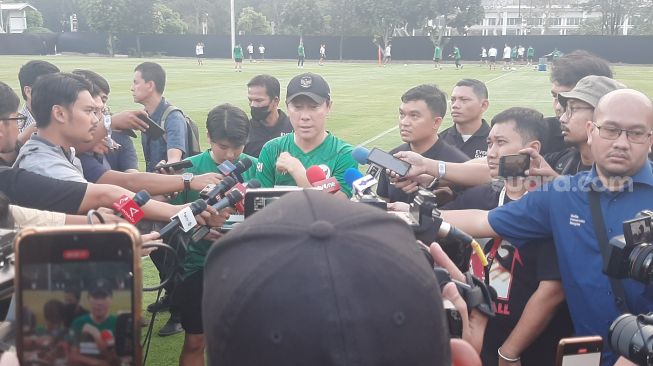 Pelatih Timnas Indonesia Shin Tae-yong memberikan keterangan kepada wartawan disela-sela kesibukannya memimpin latihan tim di lapangan ABC Senayan, Jakarta, Kamis (15/6/2023). (Suara.com/Adie Prasetyo Nugraha).