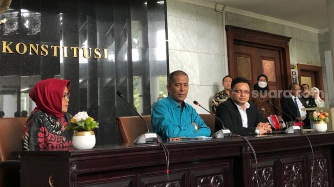 Wakil Ketua Mahkamah Konstitusi Saldi Isra saat memberikan keterangan pers terkait putusan sistem pemilu, Kamis (15/6/2023). (Suara.com/Dea) 