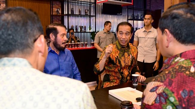 Presiden Joko Widodo atau Jokowi menikmati hidangan kopi dengan Ketua Mahkamah Konstitusi (MK) Anwar Usman dan pejabat negara lainnya di gelaran Jakarta Fair 2023 di Jakarta International Expo atau JIExpo Kemayoran, Jakarta Pusat, Rabu (14/6/2023). (Lukas - Biro Pers Sekretariat Presiden)