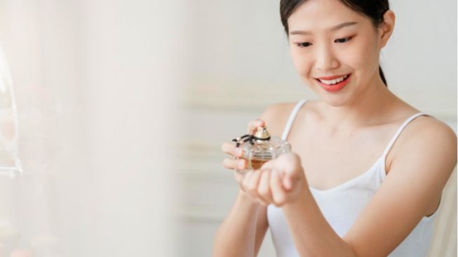 Hati-hati! 3 Cara Membedakan Parfum Asli dan Palsu agar Tidak Salah Pilih