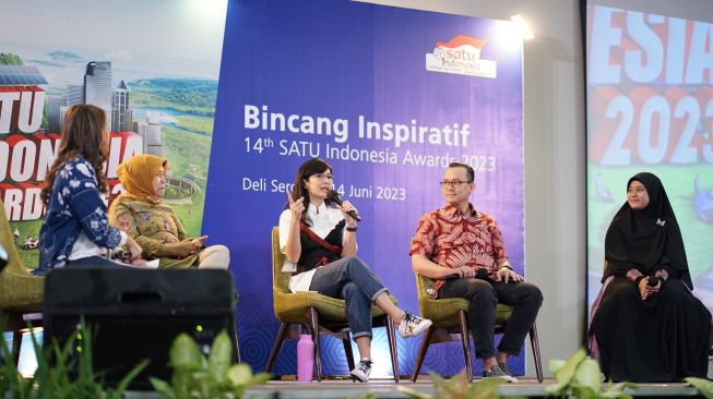 Juri 14th SATU Indonesia Awards 2023 Pendiri Institut Bisnis dan Ekonomi Kerakyatan Ir. Tri Mumpuni (kedua kiri), Pegiat Seni Dian Sastrowardoyo (tengah), Head of Corporate Communications Astra Boy Kelana Soebroto (kedua kanan) serta Penerima Apresiasi SATU Indonesia Awards 2020 Bidang Kewirausahaan Elsa Maharani (kanan) dalam sesi Bincang Inspiratif 14th SATU Indonesia Awards 2023 di Deli Serdang pada hari ini (14/6/2023) [Astra].