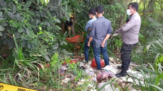 Cium Bau Busuk, Warga Serang Kaget Temukan Mayat Tanpa Identitas di Semak-semak Cipocokjaya