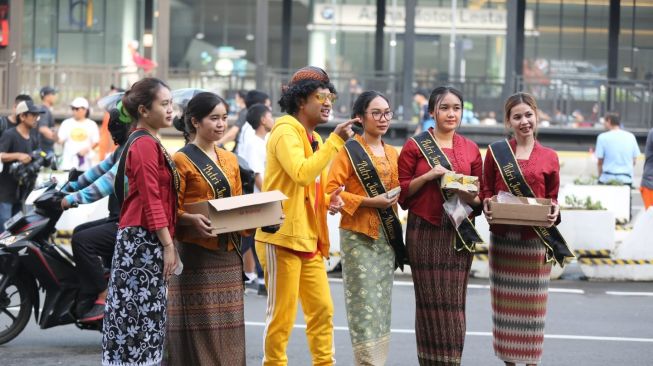 PT Air Mancur Bagikan Gratis Ribuan Gelas Jamu di Acara Car Free Day