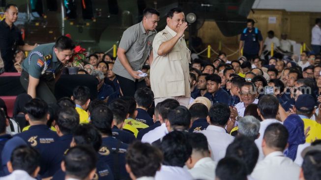 Menteri Pertahanan Prabowo Subianto (tengah) saat menghadiri acara “The 1st DEFEND ID’s Day” di Hanggar PT Dirgantara Indonesia, Bandung, Jawa Barat, Kamis (15/6/2023). [Suara.com/Alfian Winanto]