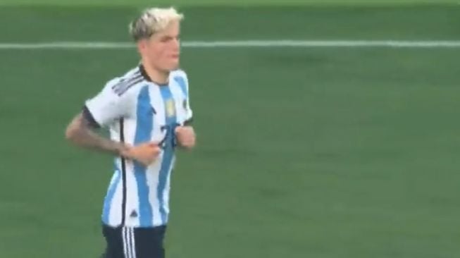 Winger Alejandro Garnacho melakoni debutnya bersama Timnas Argentina di laga FIFA Matchday kontra Timnas Australia di Workers Stadium di Beijing, China, Kamis (15/6/2023) malam WIB. [Screenshot YT Football Australia]