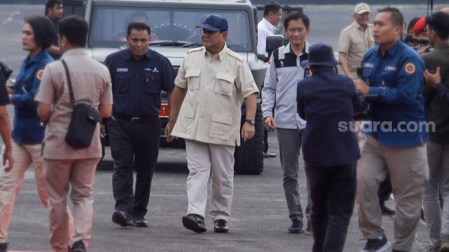 Menteri Pertahanan Prabowo Subianto (tengah) saat menghadiri acara “The 1st DEFEND ID’s Day” di Hanggar PT Dirgantara Indonesia, Bandung, Jawa Barat, Kamis (15/6/2023). [Suara.com/Alfian Winanto]