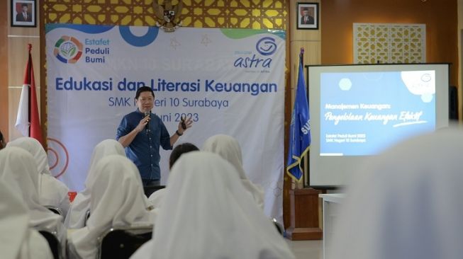 President Director Asuransi Astra, Christopher Pangestu memberikan literasi keuangan   kepada para murid SMKN 10 Surabaya guna melengkapi aspirasi keberlanjutan dengan pilar pendidikan sekaligus mendukung kebijakan pemerintah dan Otoritas Jasa Keuangan (OJK) dalam meningkatkan literasi keuangan masyarakat [Asuransi Astra].