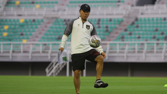 Pelatih Timnas Indonesia Shin Tae-yong mengontrol bola saat memimpin latihan di Stadion Gelora Bung Tomo, Surabaya, Jawa Timur, Sabtu (10/6/2023). Latihan yang digelar menjelang pertandingan melawan Timnas Palestina pada Rabu (14/6) tersebut diikuti 18 pesepak bola. ANTARA FOTO/Moch Asim/tom. 