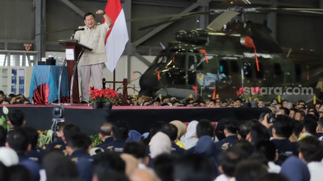 Menteri Pertahanan Prabowo Subianto memberikan sambutan saat menghadiri acara “The 1st DEFEND ID’s Day” di Hanggar PT Dirgantara Indonesia, Bandung, Jawa Barat, Kamis (15/6/2023). [Suara.com/Alfian Winanto]