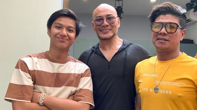 Rakhan Devana (kiri) bersama Deddy Corbuzier dan Andhika Kangen Band. [Instagram]