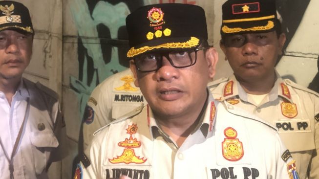 Kasatpol PP Jakarta Barat, Agus Irwanto di Jakarta, Rabu (14/6/2023) malam. [Suara.com/Faqih Fathurra]