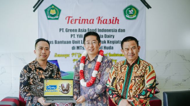 Joyday Berikan Bantuan Laptop sebagai Dukungan untuk Pendidikan Anak-anak Desa Sukamukti