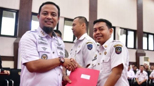 Gubernur Sulawesi Selatan Andi Sudirman Serahkan SK Kenaikan Jabatan Fungsional 856 PNS