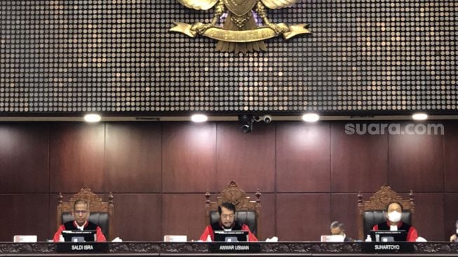 Ketua Mahkamah Konstitusi (MK) Anwar Usman (tengah) membacakan putusan soal gugatan sistem pemilu proporsional terbuka di Gedung MK, Jakarta Pusat, Kamis (15/6/2023). (Suara.com/Dea)