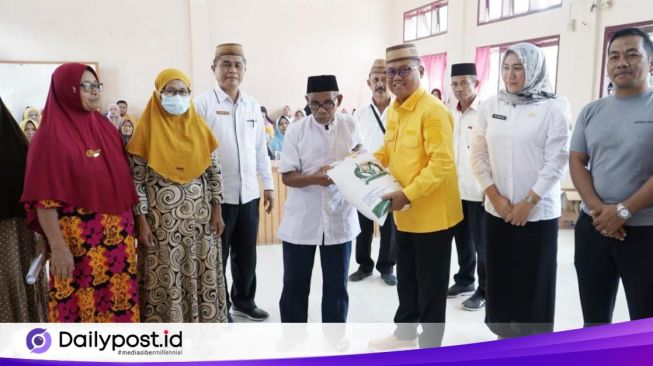 Pemda Gorut Salurkan Bantuan Pangan di Kecamatan Atinggola