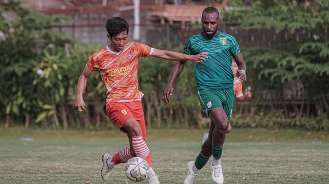 Bek Persebaya Jadi Korban Rasisme: Saya Ingin Kepolisian Tangani Itu