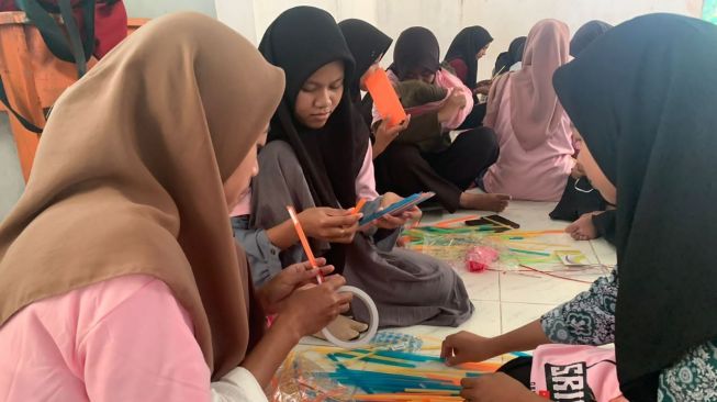 Punya Nilai Ekonomi, Para Milenial Sulap Sedotan Plastik jadi Tempat Pulpen