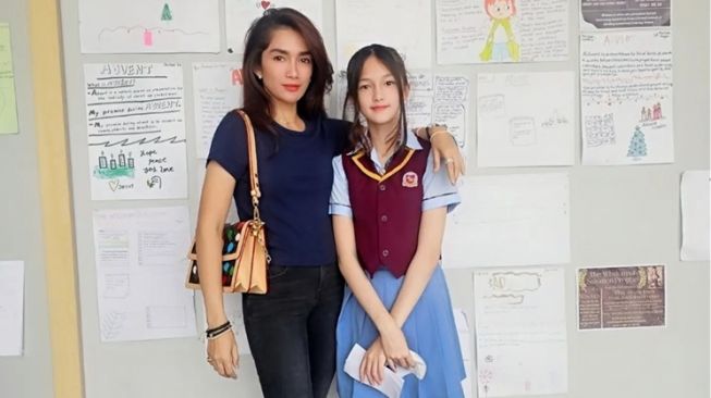 Outfit Artis Dikritik saat Hadiri Acara Sekolah Anak (Instagram/@ussypratama)