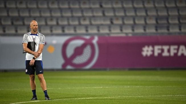 Pelatih timnas AS Gregg Berhalter menyaksikan para pemainnya berlatih di Al Gharafa SC, Doha, Qatar, 2 Desember 2022. (ANTARA/AFP/PAUL ELLIS)