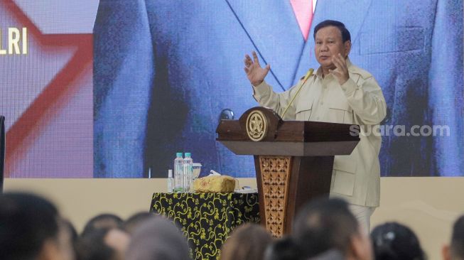 Momen Prabowo Habiskan Hari Minggu Makan Nasi Padang Bareng Para Jurnalis