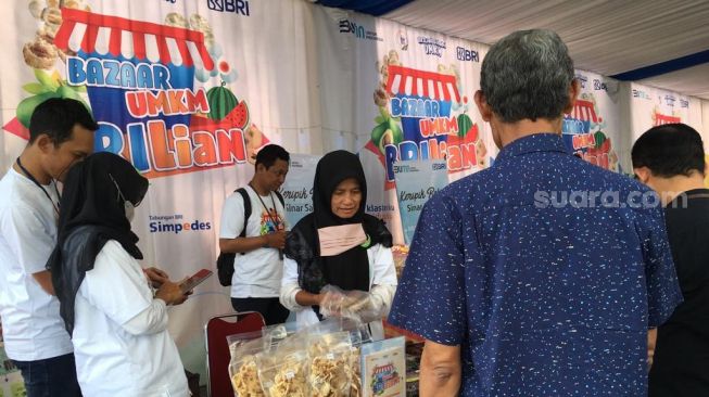 Salah satu booth di Bazaar UMKM BRILian di Kantor BRI Jalan Cik Di Tiro pada Jumat (16/6/2023). [Suara.com/Hadi]