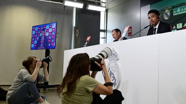 Gelandang Inggris Jude Bellingham (kanan) memberikan konferensi pers dengan Direktur Sepak Bola Real Madrid Emilio Butragueno, selama presentasinya sebagai pemain baru Real Madrid, di Madrid pada 15 Juni 2023.JAVIER SORIANO / AFP