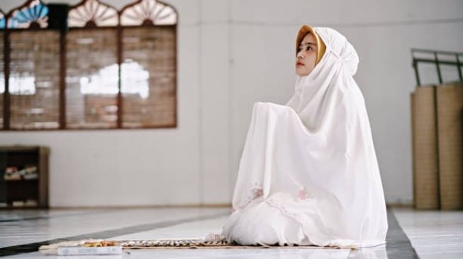 Kapan Waktu Sholat Dzuhur Wanita Di Hari Jumat Ketahui Penjelasannya